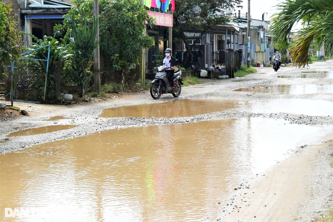 Bất an khi đi qua đoạn đường 2,5 km chi chít ổ voi, ổ gà - 1 Bất an khi đi qua đoạn đường 2,5 km chi chít ổ voi, ổ gà - 1