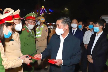 Chúc Tết những lao động làm nhiệm vụ trong đêm giao thừa