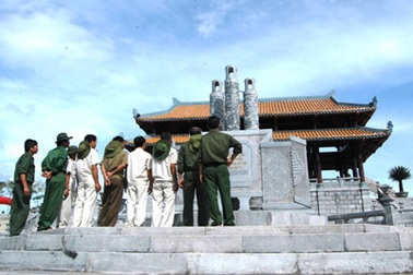 Khánh thành Bến thả hoa bên bờ sông Thạch Hãn