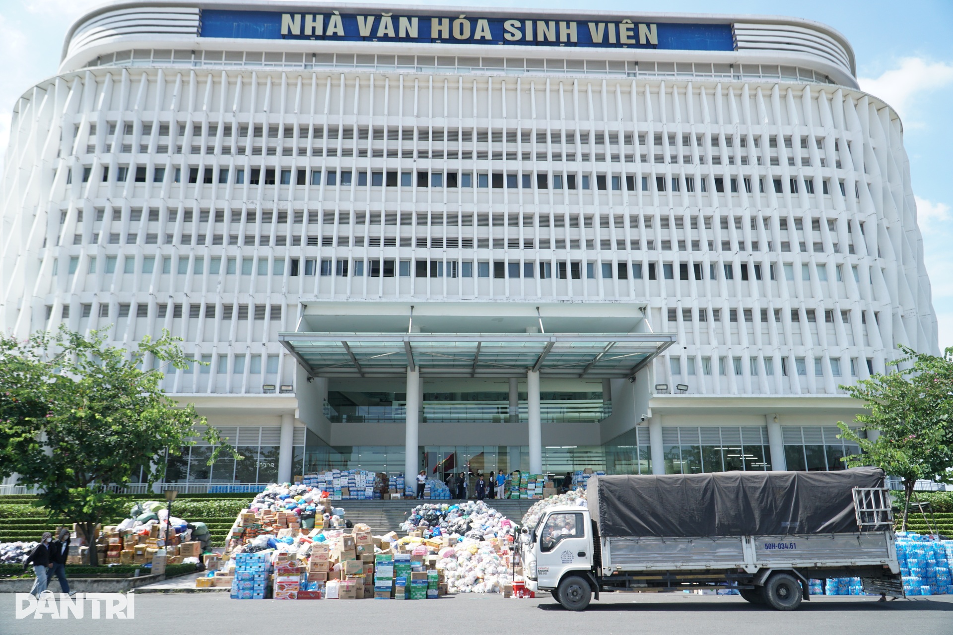 Hơn 8.000 sinh viên TPHCM tham gia hỗ trợ đồng bào miền Trung - 9