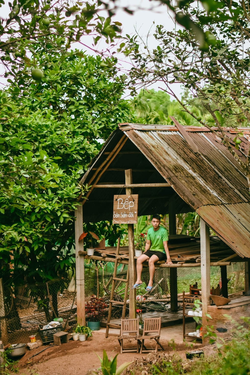 Bỏ phố về quê, hai chàng trai bán tài sản xây căn bếp hút triệu lượt xem - 3