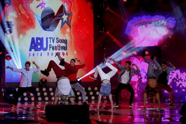Nhóm nhạc Justice Crew khuấy động ABU TV Song Festival 2013