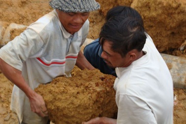 Đổ xô đi đào đá tổ ong bên chân núi Ngự Bình