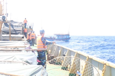 Tàu Hải quân vượt sóng lớn ứng cứu tàu cá gặp nạn