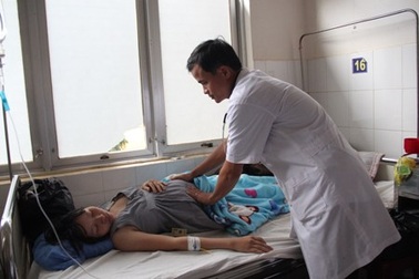 Ăn bánh mì thịt nguội, hơn 50 người nhập viện