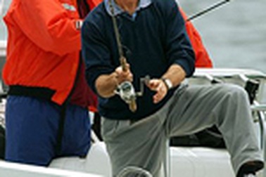 Bush “cha” lên tiếng bênh vực Bush “con” 