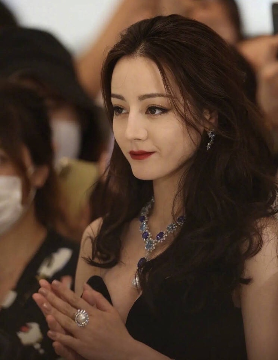 Địch Lệ Nhiệt Ba khoe thềm ngực đầy và gương mặt “không góc chết” - 10 Địch Lệ Nhiệt Ba khoe thềm ngực đầy và gương mặt “không góc chết” - 10
