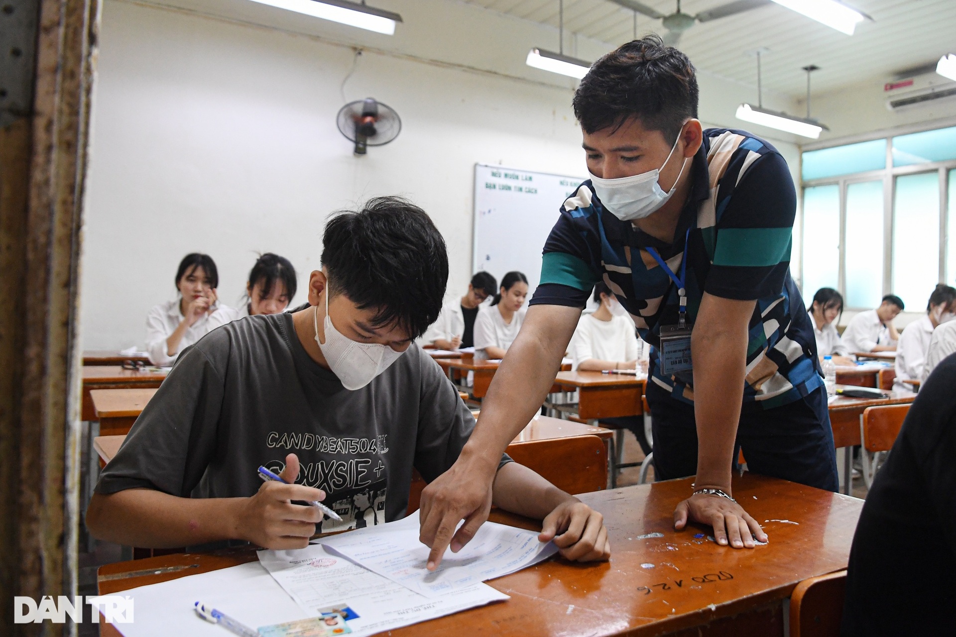 Thí sinh ôm đầu lo lắng, căng thẳng trước giờ thi môn ngữ văn - 10 Thí sinh ôm đầu lo lắng, căng thẳng trước giờ thi môn ngữ văn - 10