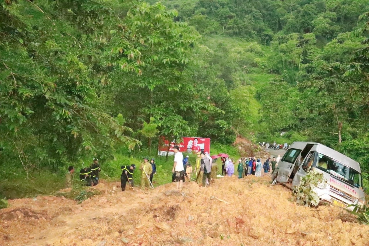 Hiện trường sạt lở vùi lấp xe khách khiến 7 người chết tại Hà Giang - 1