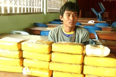 Bắt đối tượng người Lào vận chuyển 94.000 viên ma túy