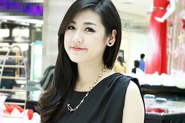 Á hậu Tú Anh duyên dáng bất ngờ trổ tài làm MC