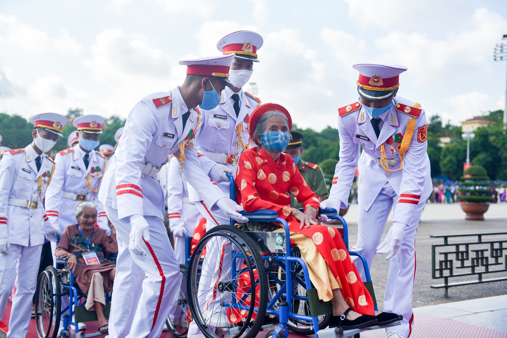 Đoàn 300 mẹ Việt Nam anh hùng xúc động vào Lăng viếng Bác - 25 Đoàn 300 mẹ Việt Nam anh hùng xúc động vào Lăng viếng Bác - 25
