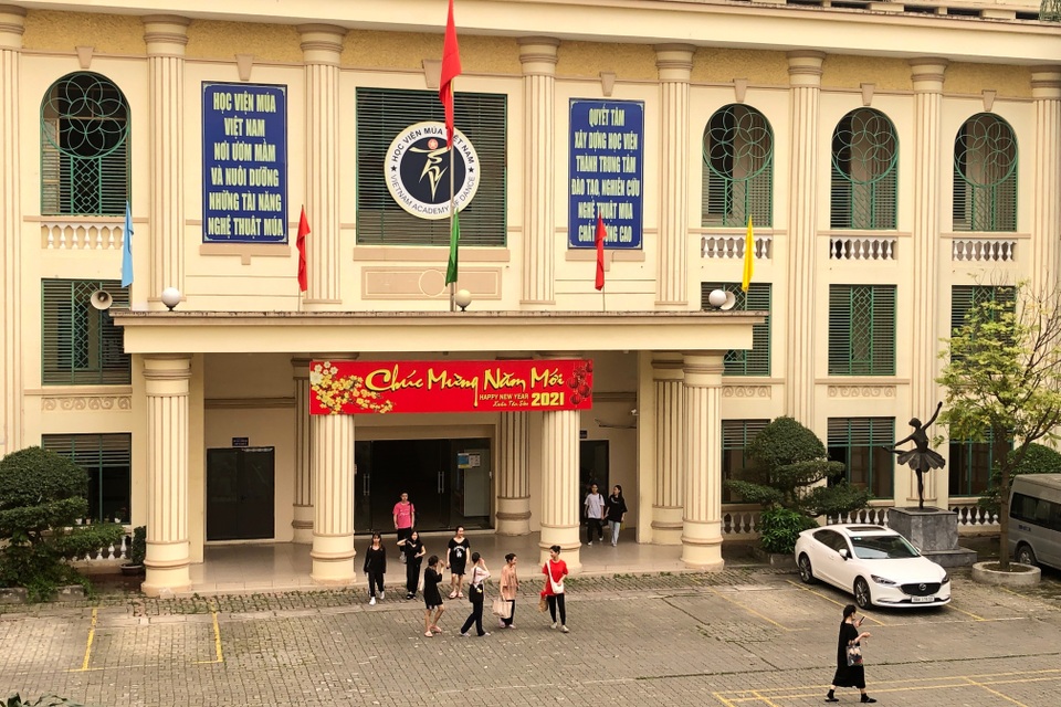Đôi chân rướm máu và nước mắt gian khổ của học sinh trường Múa - 2 Đôi chân rướm máu và nước mắt gian khổ của học sinh trường Múa - 2