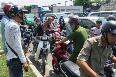 Truy bắt kẻ giả công an cưỡng đoạt tiền của người bán hàng rong