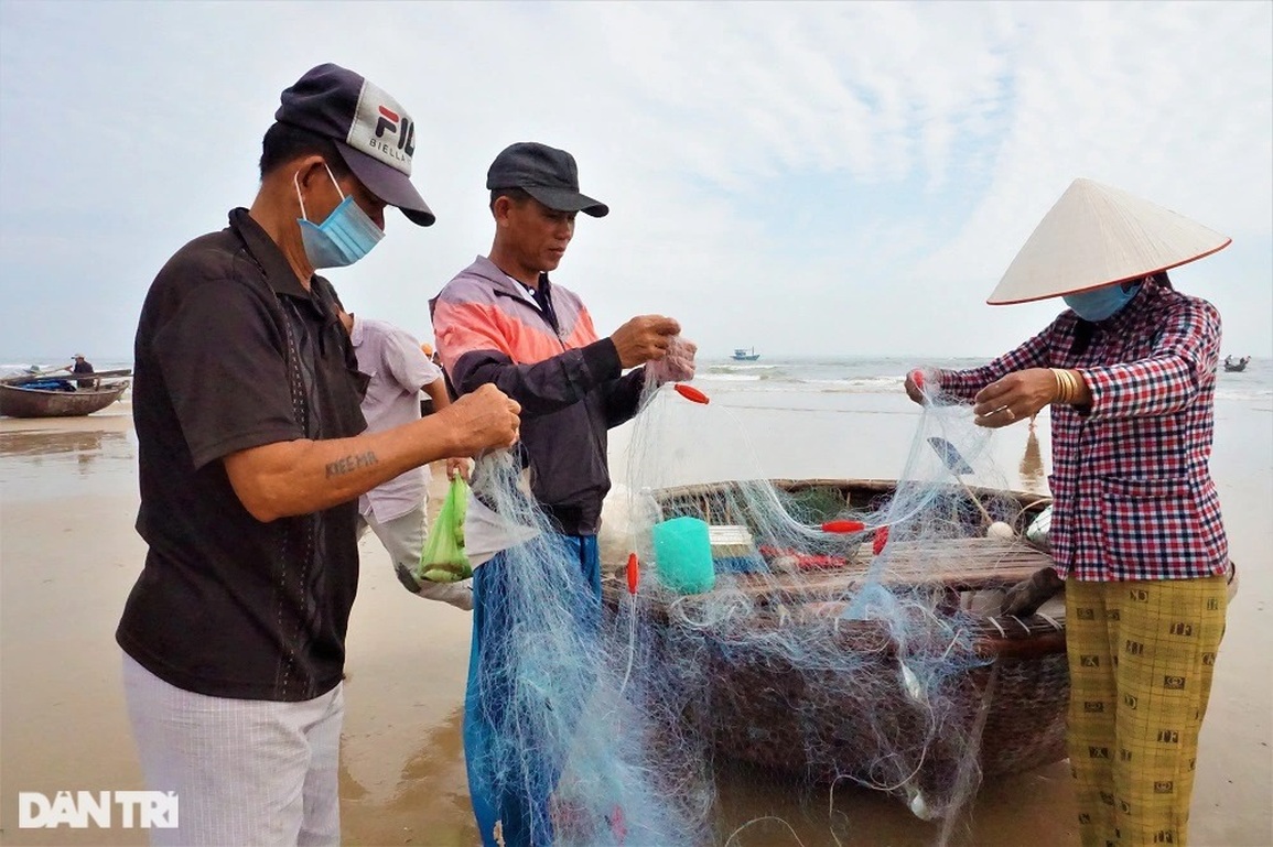 Bám biển vài tiếng, ngư dân thu tiền triệu nhờ ngón nghề tay trái - 7 Bám biển vài tiếng, ngư dân thu tiền triệu nhờ ngón nghề tay trái - 7