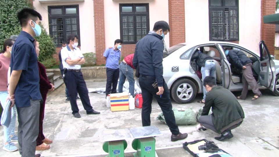 1 phụ nữ chở 74 kg thuốc nổ trên xe ô tô - 2 1 phụ nữ chở 74 kg thuốc nổ trên xe ô tô - 2