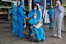 3 mẹ con mừng rớt nước mắt khi được đón từ TPHCM về Đà Nẵng