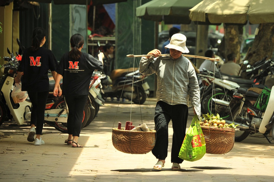 Người Hà Nội chật vật mưu sinh dưới nắng hè gay gắt - 1 Người Hà Nội chật vật mưu sinh dưới nắng hè gay gắt - 1