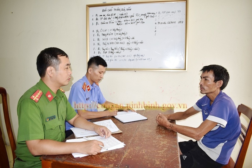 Dùng chân đạp CSGT khi bị nhắc nhở vi phạm giao thông - 1 Dùng chân đạp CSGT khi bị nhắc nhở vi phạm giao thông - 1