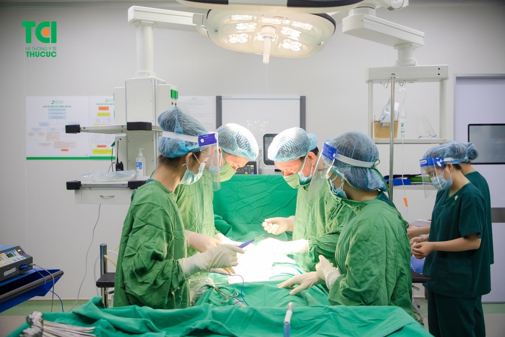 Cân não ca phẫu thuật bóc tách các khối u xơ tử cung lớn đường kính 15cm - 1 Cân não ca phẫu thuật bóc tách các khối u xơ tử cung lớn đường kính 15cm - 1