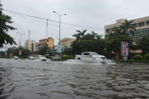 Thêm các thành phố chìm trong "biển nước" vì đợt mưa lũ