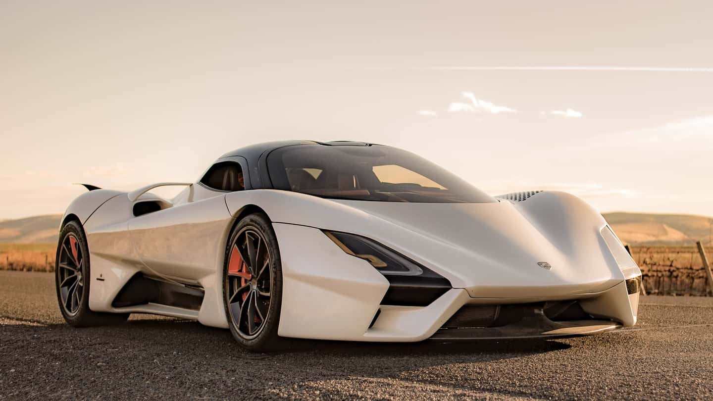 SSC Tuatara đã tự phá vỡ kỷ lục của chính mình khi đạt tốc độ 475km/h vào tháng 5 năm ngoái. Siêu xe hàng hiếm này được trang bị động cơ V8 tăng áp kép có tốc độ lên tới 8.800 vòng/phút, cho công suất cực đại 1.350 mã lực nếu chạy bằng xăng có chỉ số octane 91 hoặc có thể đạt 1.750 mã lực nếu chạy bằng ethanol. Động cơ này được kết hợp với hộp số sàn 7 cấp (Ảnh: SSC).