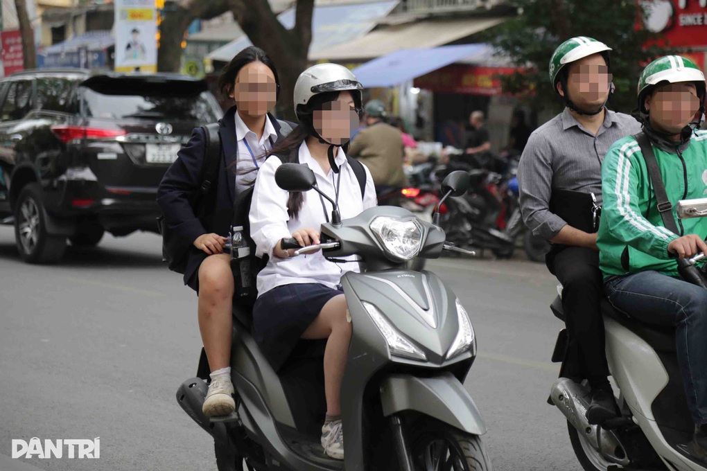 CSGT Hà Nội xử phạt nhiều học sinh vi phạm giao thông - 1 CSGT Hà Nội xử phạt nhiều học sinh vi phạm giao thông - 1