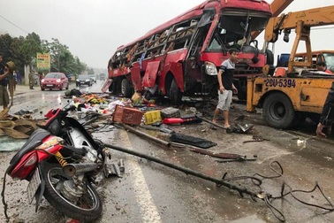 Vụ lật xe khách khiến 2 người thiệt mạng: Khởi tố, tạm giam tài xế