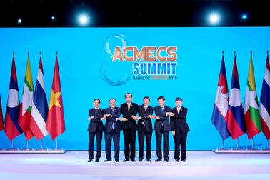 Thủ tướng Nguyễn Xuân Phúc gặp gỡ lãnh đạo cấp cao các nước trong khu vực