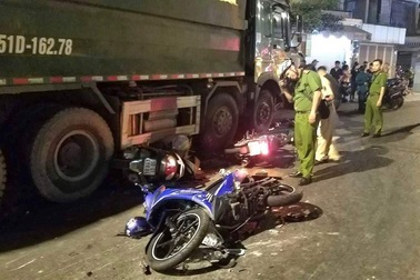 Tạm giữ tài xế xe ben tông hàng loạt xe máy