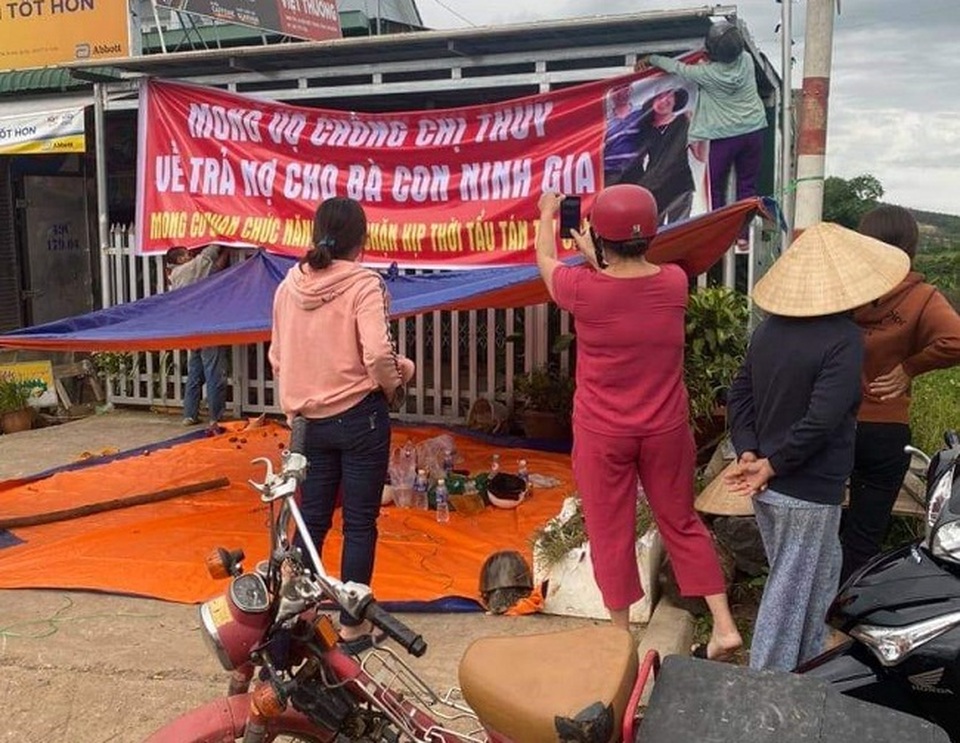 Lập bàn thờ, giả thi thể đặt trước nhà để đòi nợ - 1 Lập bàn thờ, giả thi thể đặt trước nhà để đòi nợ - 1