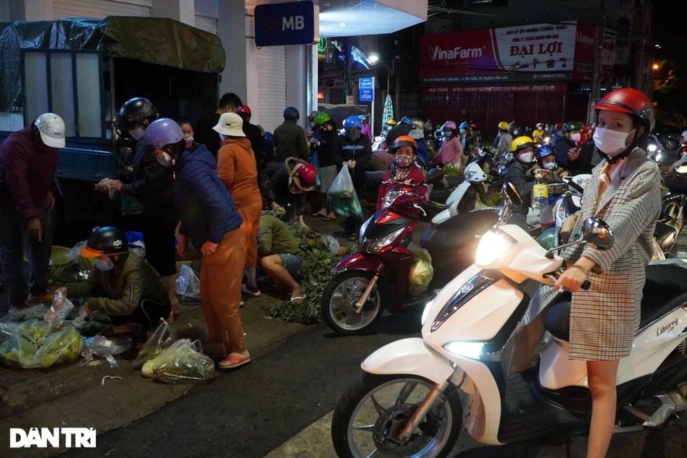 Người dân Pleiku tranh thủ chong đèn đi chợ trước giờ giãn cách - 8 Người dân Pleiku tranh thủ chong đèn đi chợ trước giờ giãn cách - 8