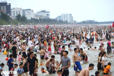 Du lịch miền Trung bùng nổ, doanh thu hàng chục nghìn tỷ đồng dịp nghỉ lễ