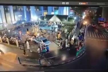 Khoảnh khắc xe ôtô điên cuồng lao vào đám đông ở đền Erawan