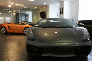 Triệu phú tặng siêu xe và "núi" tiền cho người lạ