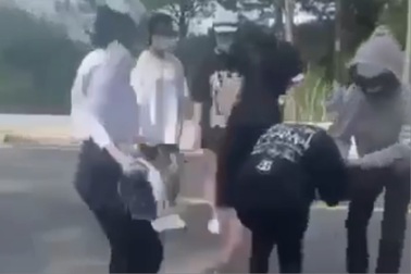 Nữ sinh ở Đà Lạt bị nhóm người cho vay tiền đánh hội đồng, đập điện thoại