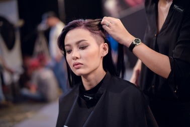 Cô nàng ốc tiêu khóc thét vì bị cạo đầu ở Vietnam’s Next Top Model
