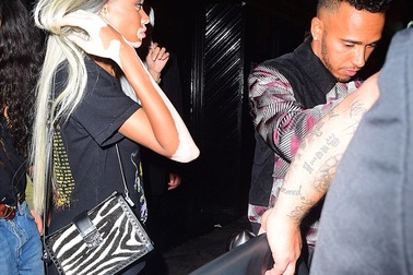 Người mẫu da bò sữa hò hẹn tay đua công thức 1?