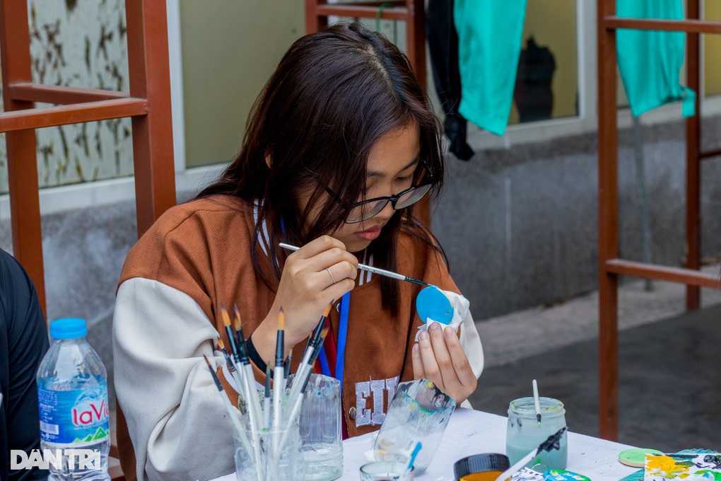 Học sinh Hà Nội kết bạn, làm đồ thủ công tại ngày hội văn hóa Hàn Quốc - 5 Học sinh Hà Nội kết bạn, làm đồ thủ công tại ngày hội văn hóa Hàn Quốc - 5