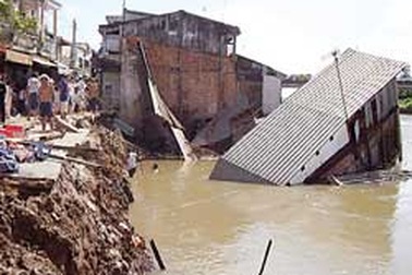 Cần Thơ: Sạt lở nghiêm trọng, 10 ngôi nhà trôi sông