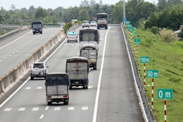 Giữ khoảng cách với xe trước thế nào để an toàn và tránh bị phạt?