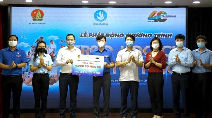 4.000 bộ học cụ (giai đoạn 1) được đại diện Tập đoàn Thiên Long trao trong chương trình .
