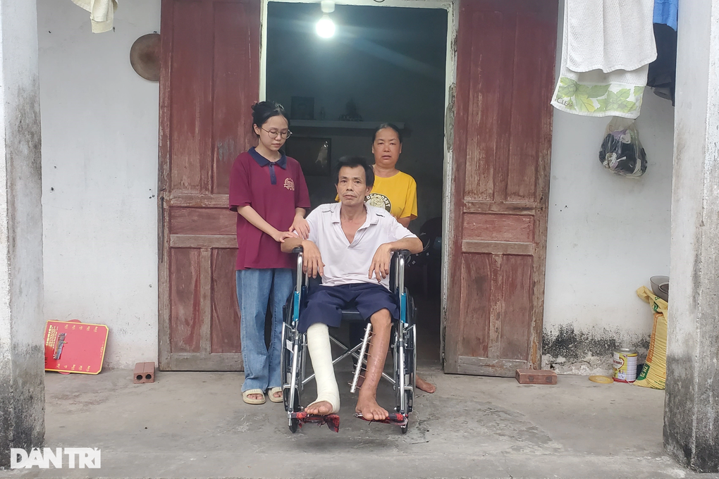 Cú trượt chân vào máy xúc của người đàn ông đẩy gia đình vào cơn bĩ cực - 4 Cú trượt chân vào máy xúc của người đàn ông đẩy gia đình vào cơn bĩ cực - 4