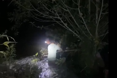 15 phút vật lộn cứu người đàn ông bị lũ cuốn trôi trong đêm