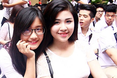 Nữ sinh 12 Lomonoxop xinh tươi diện áo dài ngày bế giảng