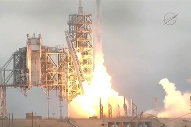 Quá trình tên lửa Falcon 9 được phóng, mang theo tàu chở hàng Dragon lên trạm vũ trụ ISS