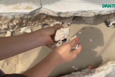 Lớp nền nhà biệt thự nghi kém chất lượng, dùng tay có thể bẻ vụn