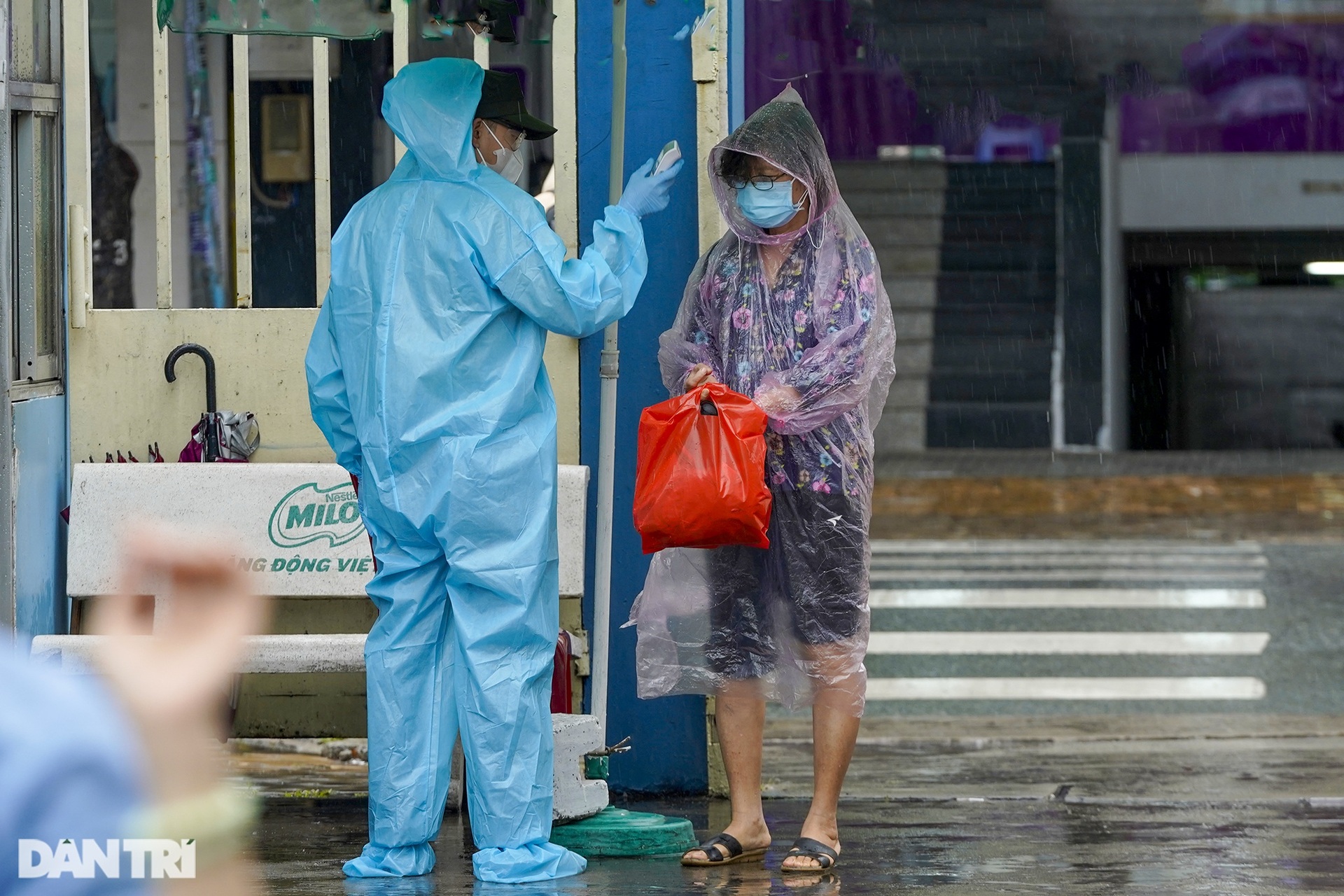 Người dân TPHCM đội mưa lớn đi tiêm vắc xin ngừa Covid-19 đợt 5 - 2 Người dân TPHCM đội mưa lớn đi tiêm vắc xin ngừa Covid-19 đợt 5 - 2