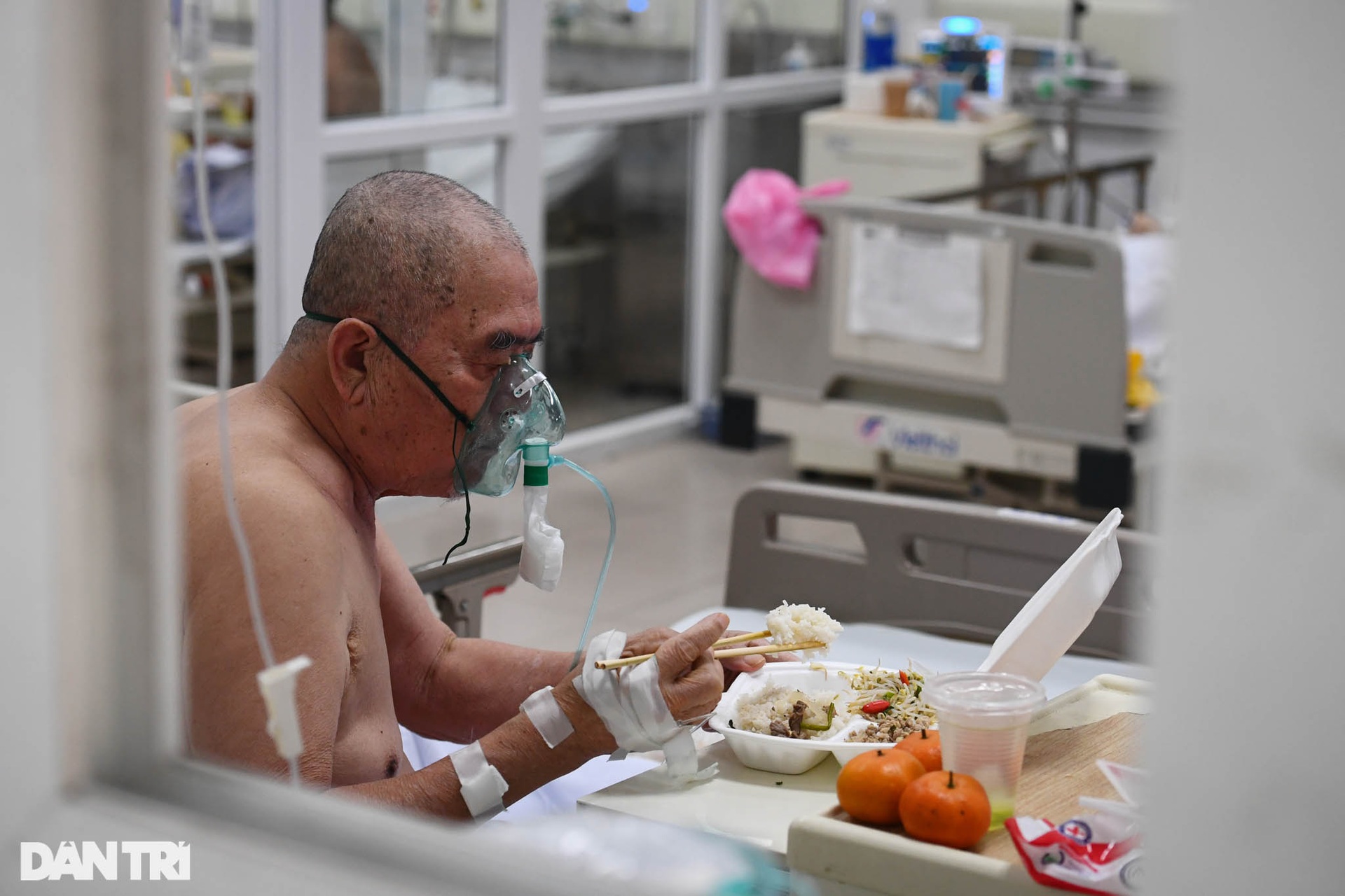 Một ngày trong khu điều trị bệnh nhân Covid-19 triệu chứng nặng ở Hà Nội - 22 Một ngày trong khu điều trị bệnh nhân Covid-19 triệu chứng nặng ở Hà Nội - 22