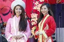 Người Việt 5 châu rộn ràng đón Tết Nhâm Thìn